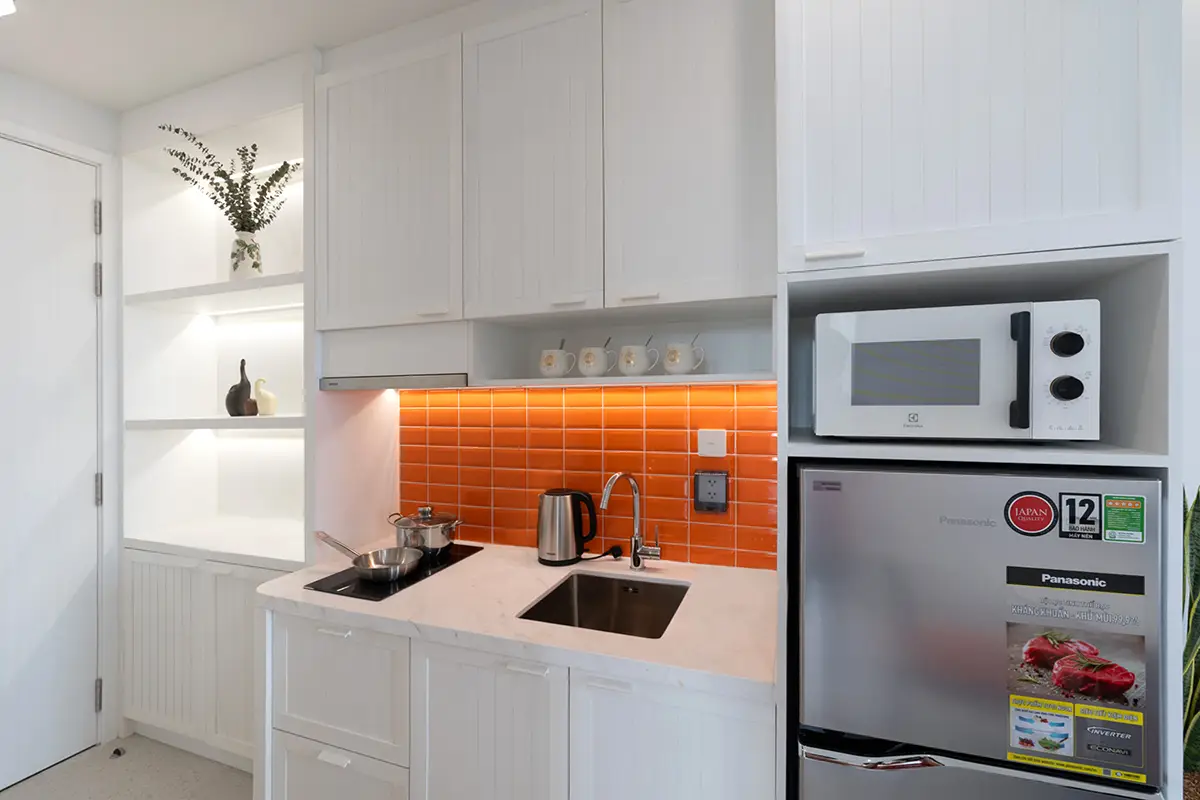 Sole Casa Two Bedroom Kiss Bridge View 4 Không gian bếp đầy tủ tiện nghi tại căn hộ Sole Casa